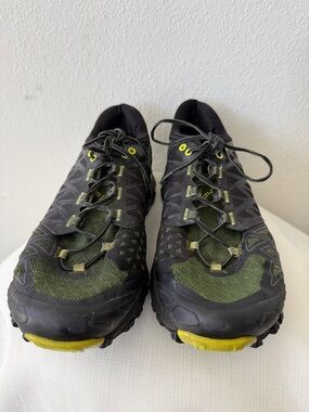 La Sportiva Men's Black and Olive Trail Runners